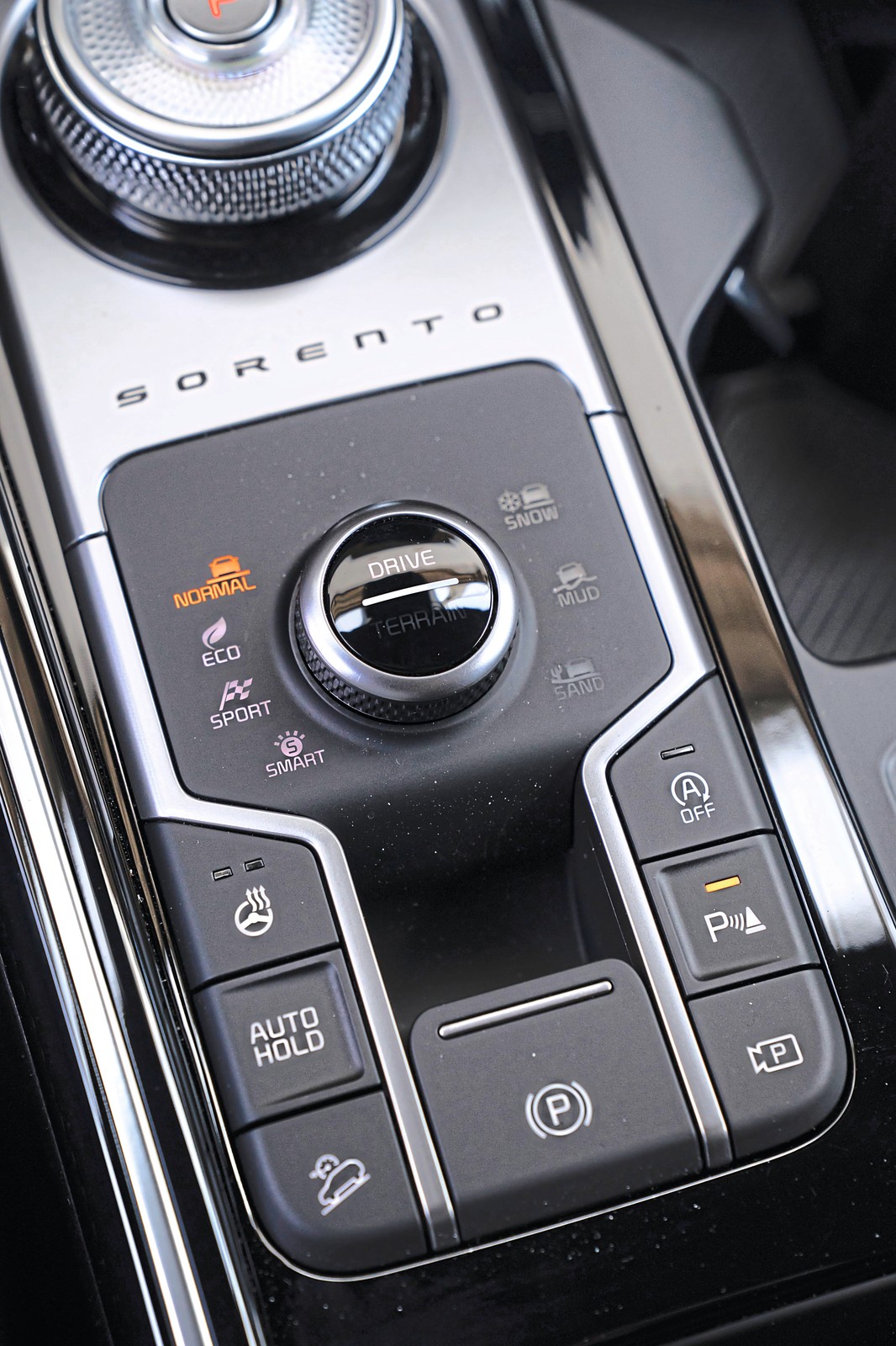 Kia Sorrento ma więcej przycisków na konsoli środkowej – to ułatwia obsługę. 