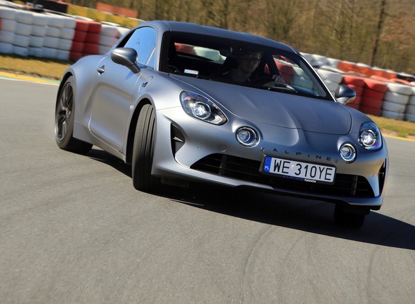 Alpine A110S - twardsza, ostrzejsza, ale czy też szybsza?
