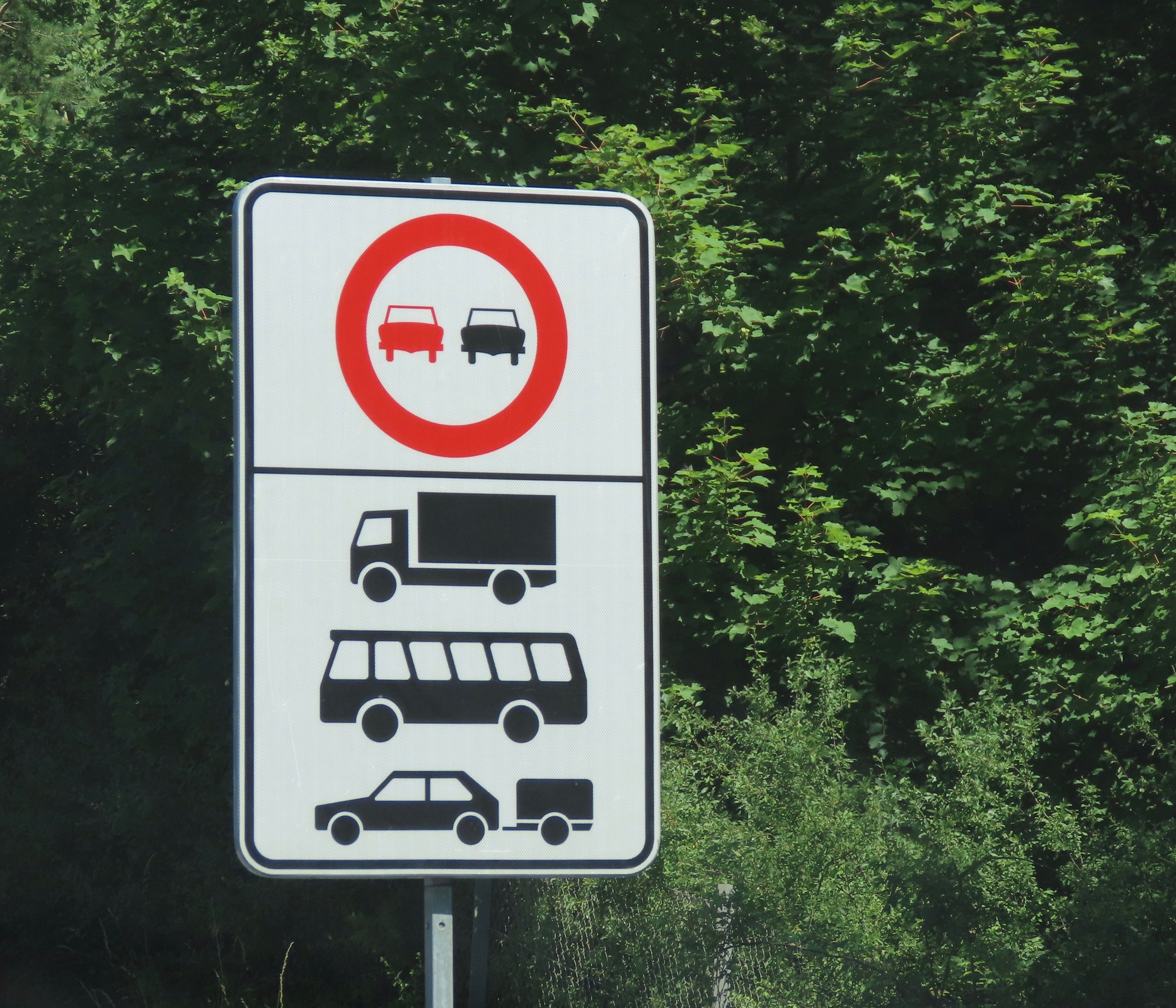 Niemiecki znak zakazu wyprzedzania dla ciężarówek, autobusów i samochodów z przyczepami