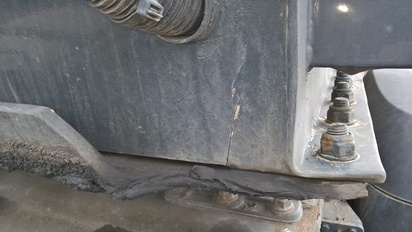 Naczepa-cysterna ADR z pękniętą ramą