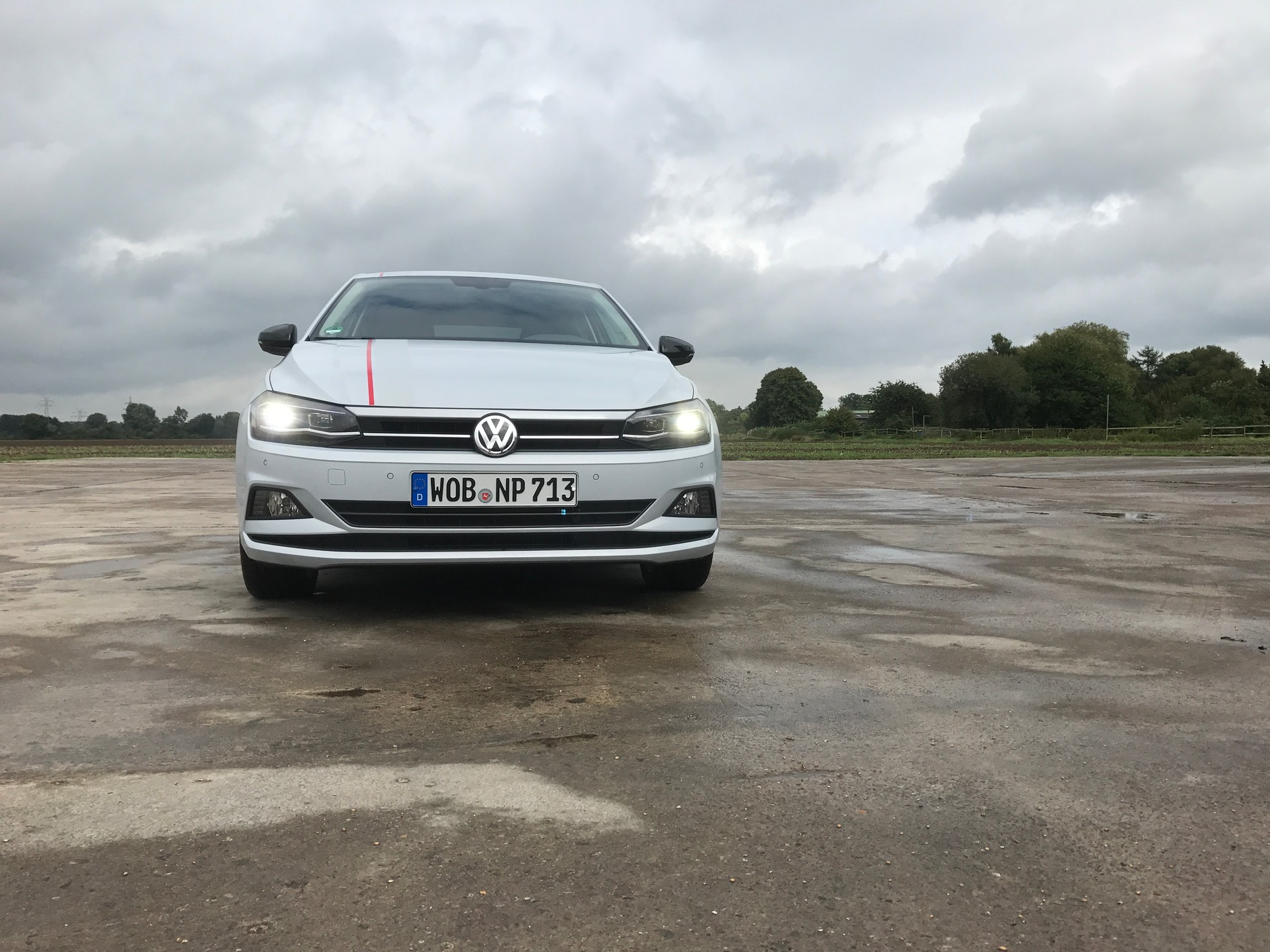 Oświetlenie LED trudno przeoczyć. Wbrew pozorom z daleka łatwo o wrażenie, że nadjeżdza Golf, mimo że ma inny wzór świateł. Nowe VW Polo