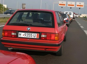 Jak rząd łupił kierowców po wejściu Polski do UE, a "Auto Świat" mu w tym przeszkodził