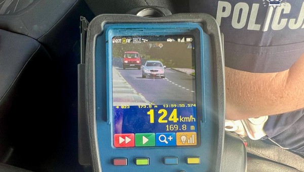 Policjanci zatrzymali kierowcę Mercedesa. Prędkość kosztowała go prawo jazdy