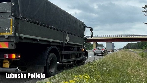 Wjechała Toyotą w wojskową ciężarówkę na S3. Nawet policjanci byli zaskoczeni