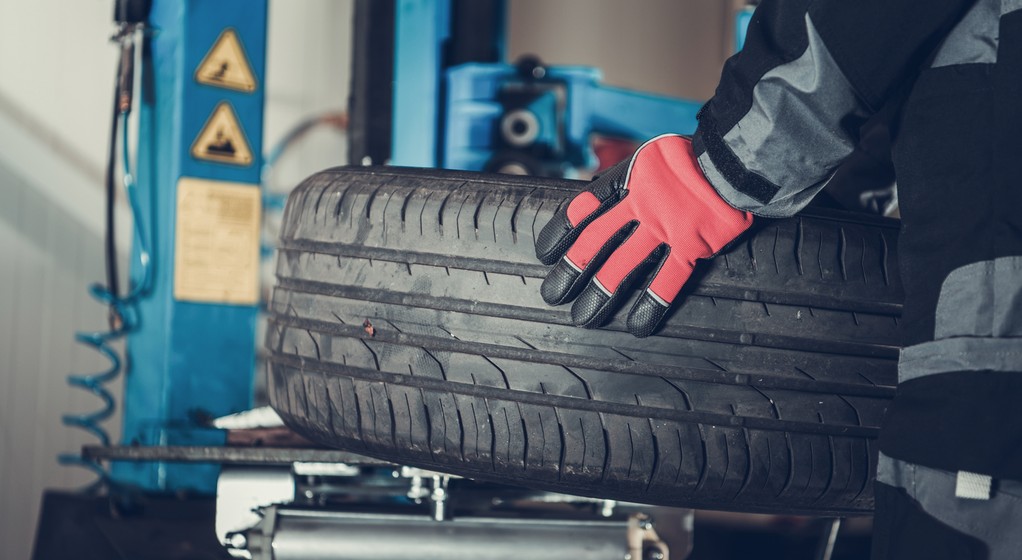 Wulkanizator sprawdzający stan opony