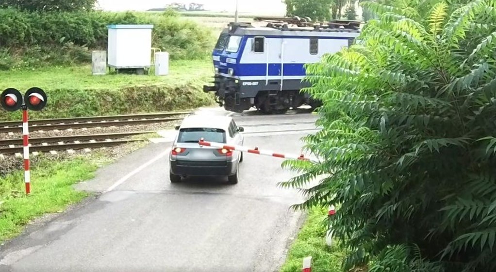 Wjechał na przejazd kolejowy
