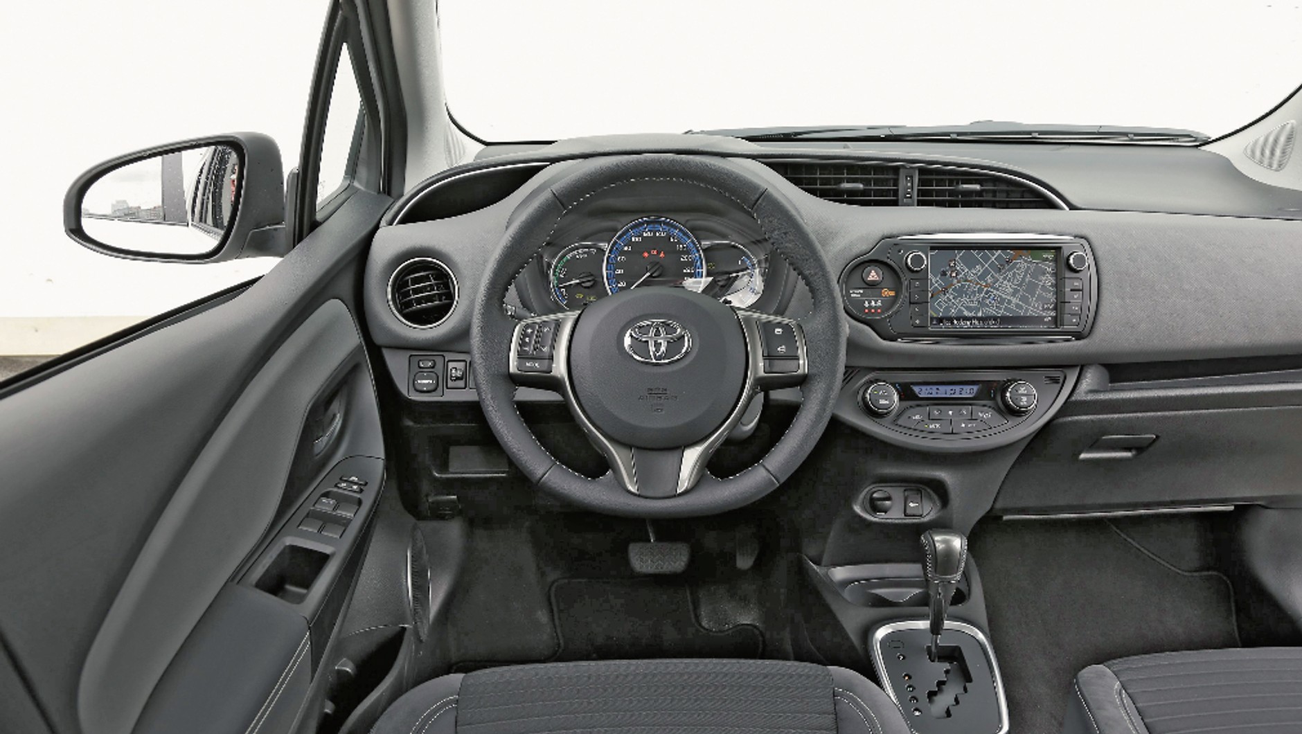 Toyota znacznie poprawiła  jakość wykończenia i unowocześniła kokpit. Multimedia czasami jednak zawodzą