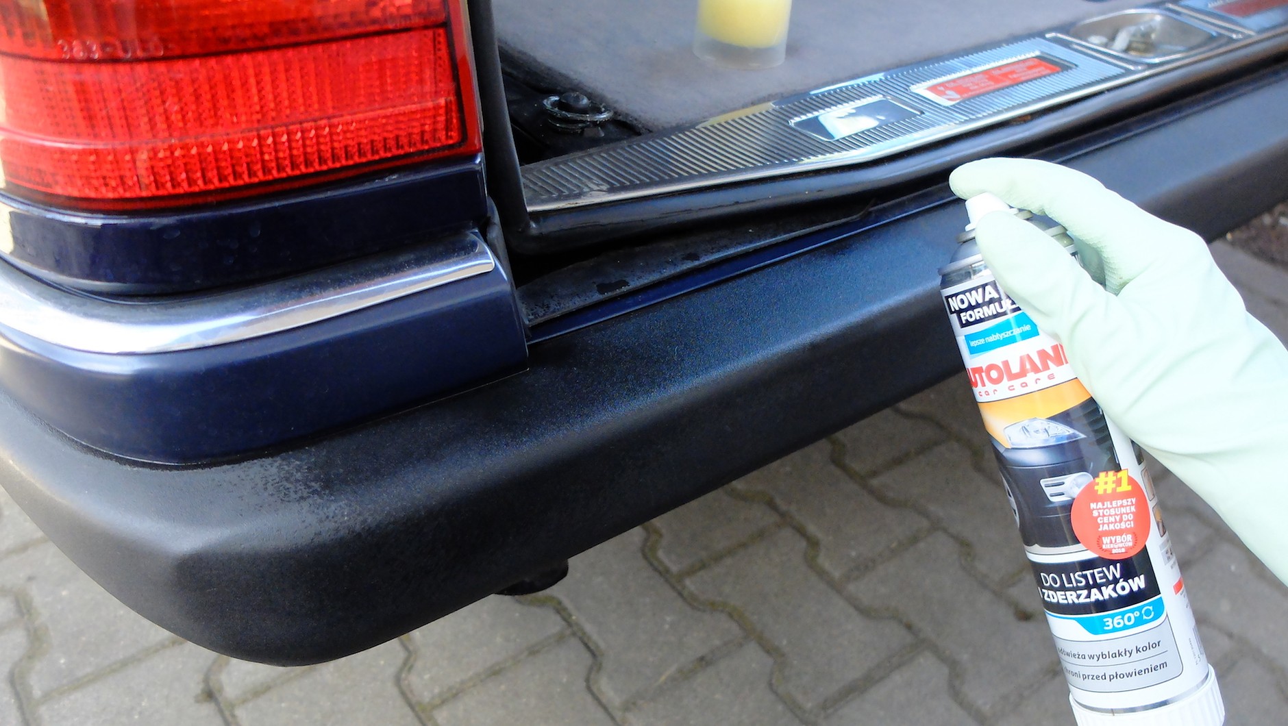Elementy z czarnego plastiku naturalnie szarzeją. Można na jakiś czas przywrócić im fabryczny wygląd za pomocą specjalnych preparatów do zderzaków i listew. Najlepiej takich środków używać w niewielkiej ilości po każdym myciu
