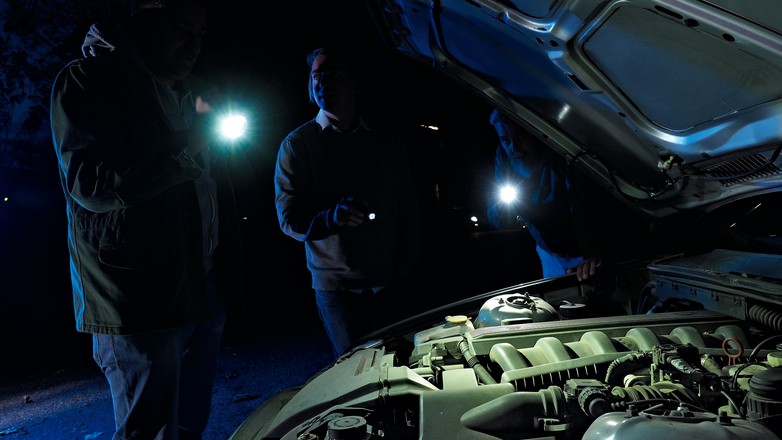 Po zmroku bez oświetlenia nie wymienimy w aucie nawet żarówki.