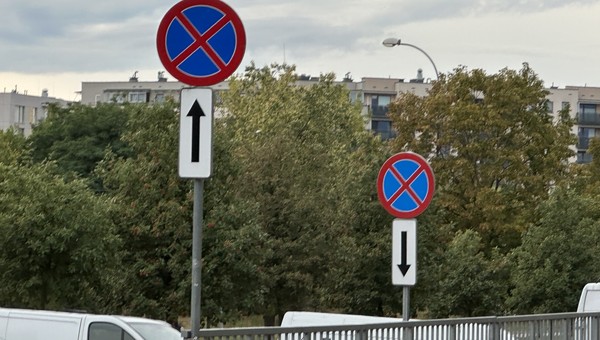 Uwaga na te tabliczki przy popularnym znaku. Strzałka może być myląca