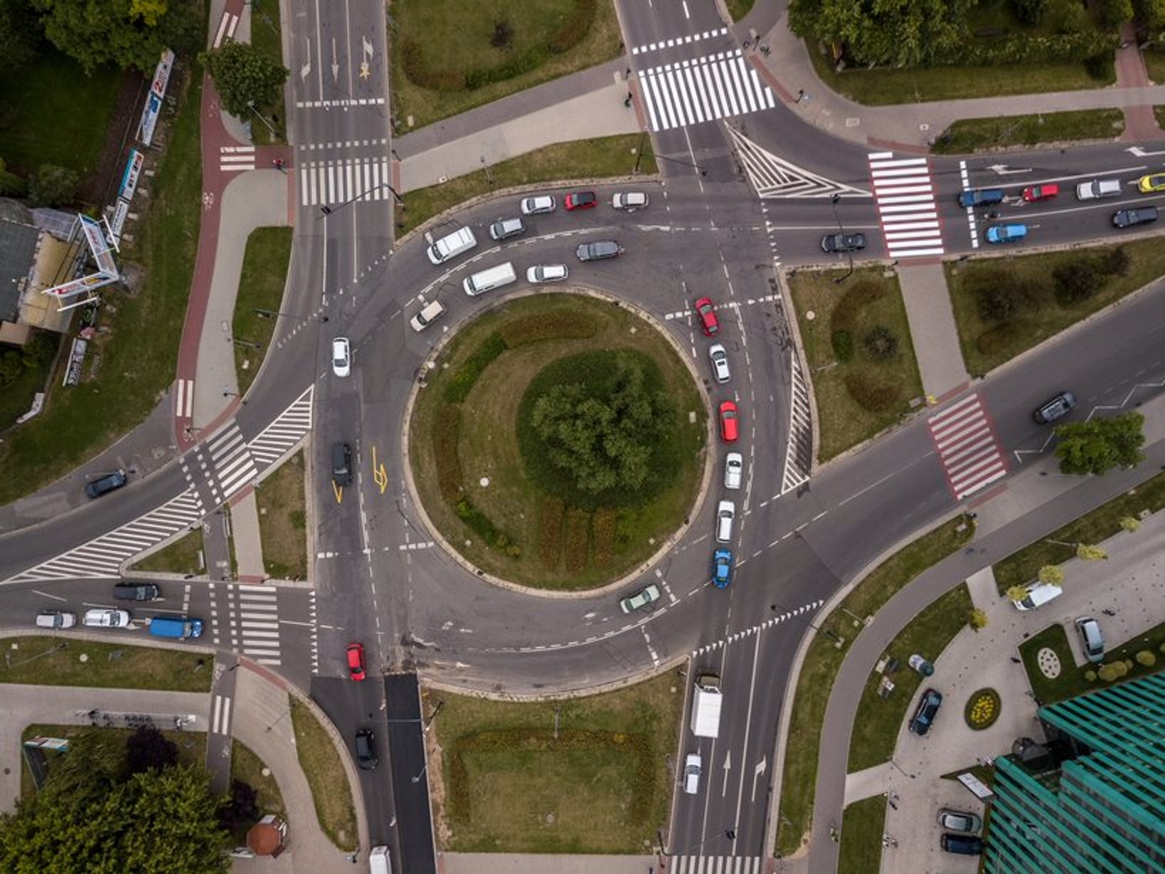 Rondo, na którym pasy krzyżują się w pobliżu wyspy