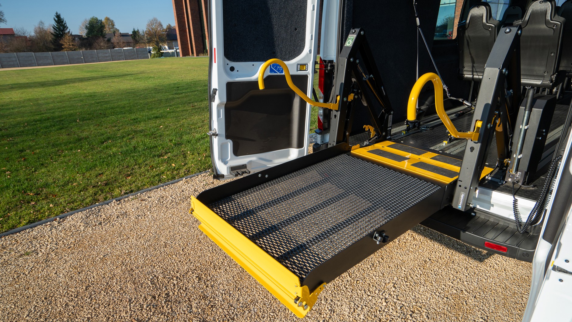 Ford Transit z podnośnikiem dla wózków inwalidzkich