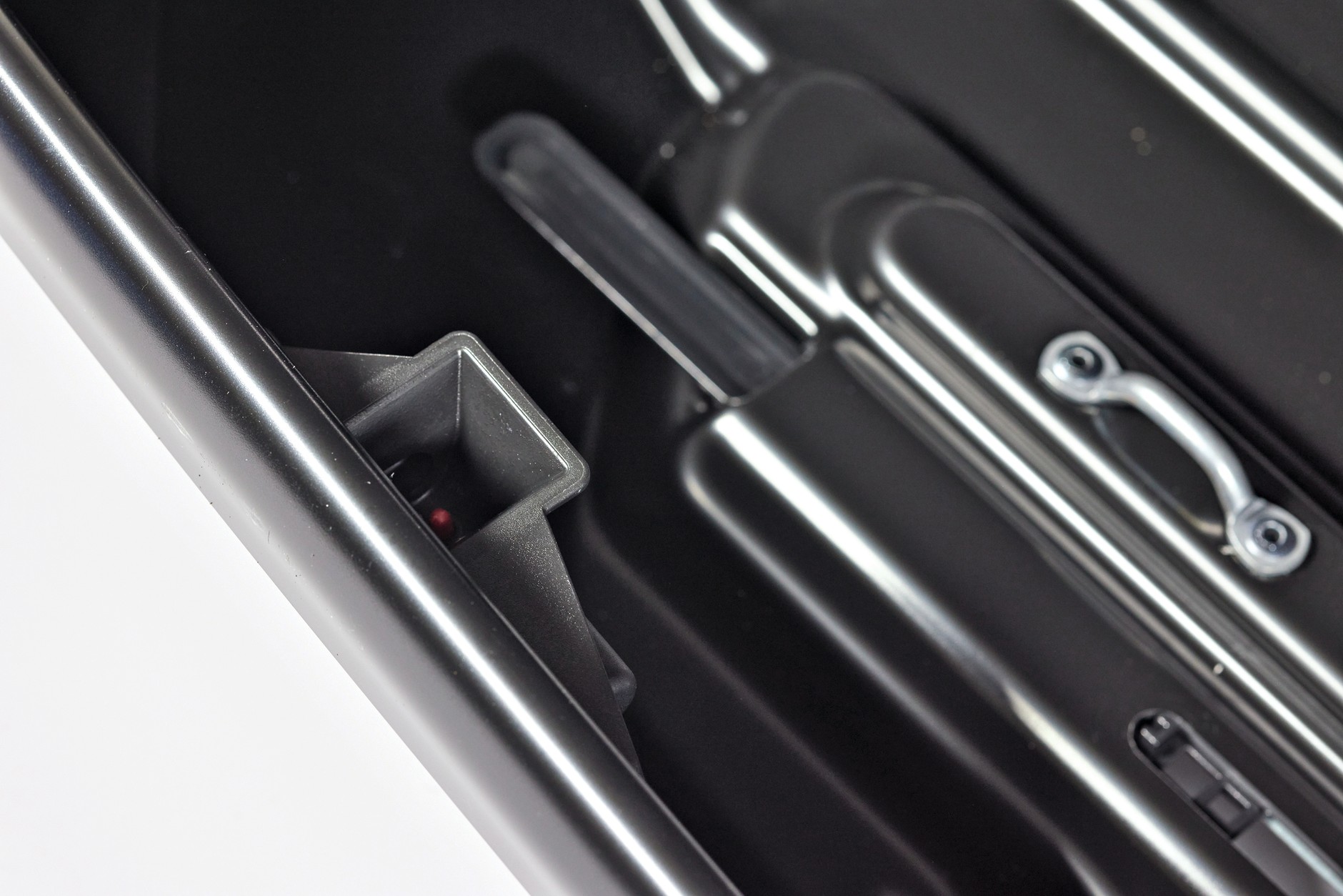 Produkt renomowanej szwedzkiej marki przekonuje do siebie solidnie wykonanymi detalami, takimi choćby, jak metalowe uchwyty do przytwierdzania bagażu. Podczas jazdy powoduje też najmniejszy hałas.