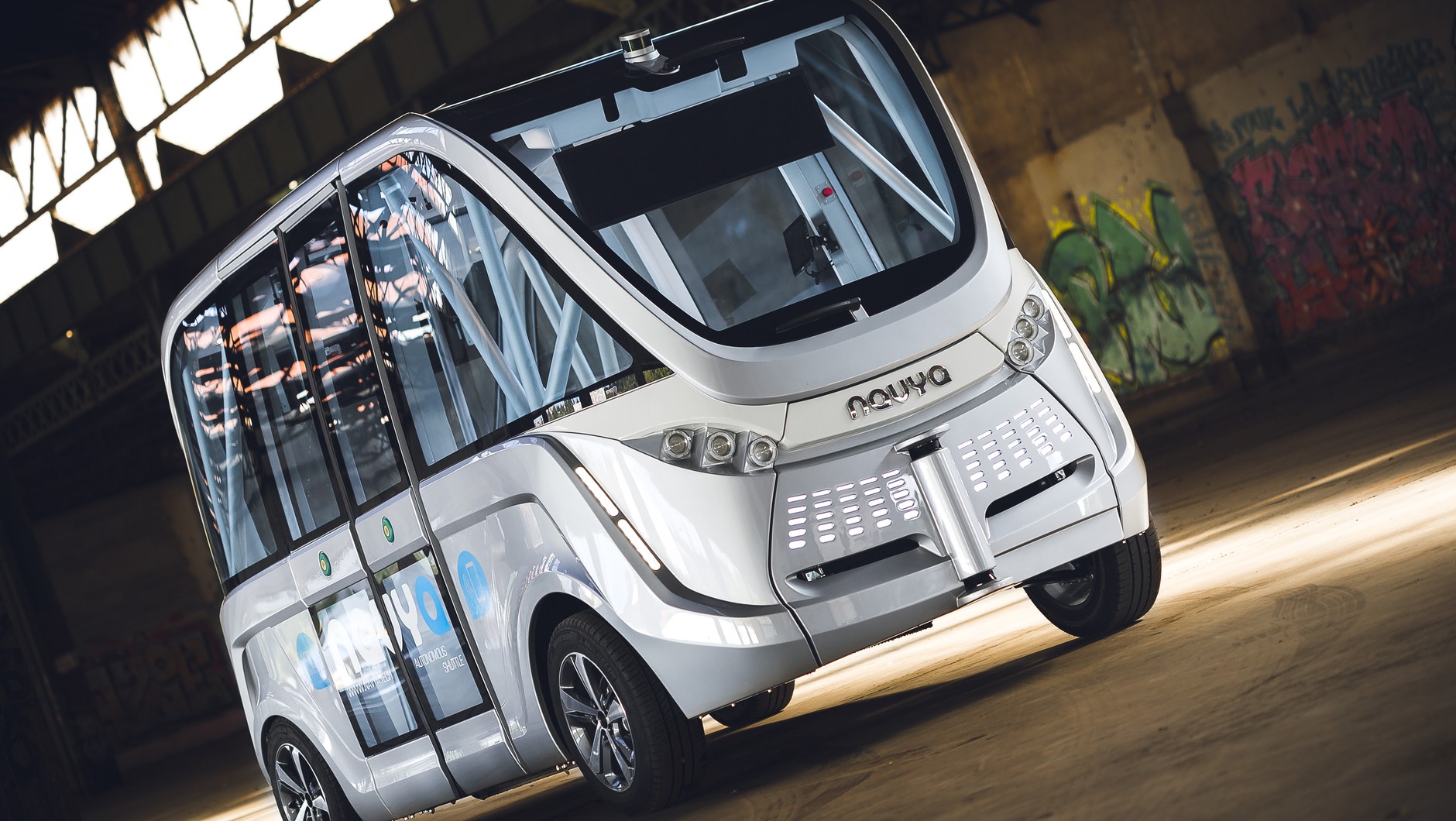 Navya Arma pomieści maksymalnie 15 pasażerów. Autobus o długości 4,75 m (zbliżony rozmiarami do Toyoty Avensis kombi) może poruszać się z prędkością maksymalną 45 km/h.