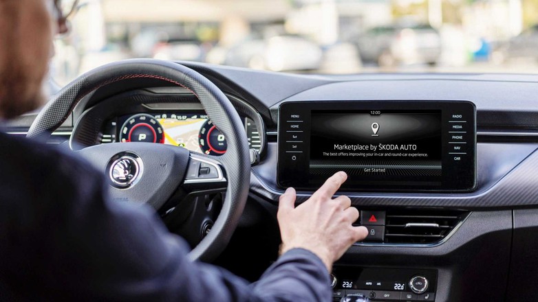 Skoda z usługą reklam w samochodzie w ramach geofencingu, czyli doboru oferty na podstawie lokalizacji