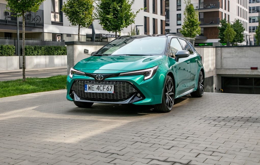 Toyota Corolla 2.0 Hybrid TS Kombi Super Green