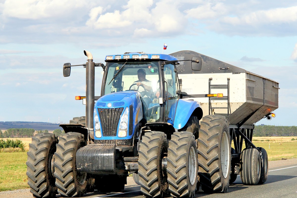 Tego nigdy nie rób, gdy jedziesz ciągnikiem. Grozi ci mandat w wysokości 1500 zł