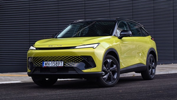 Chiński 4,6-metrowy SUV z nową, rekordowo niską ceną. A wyposażenie wciąż bogate