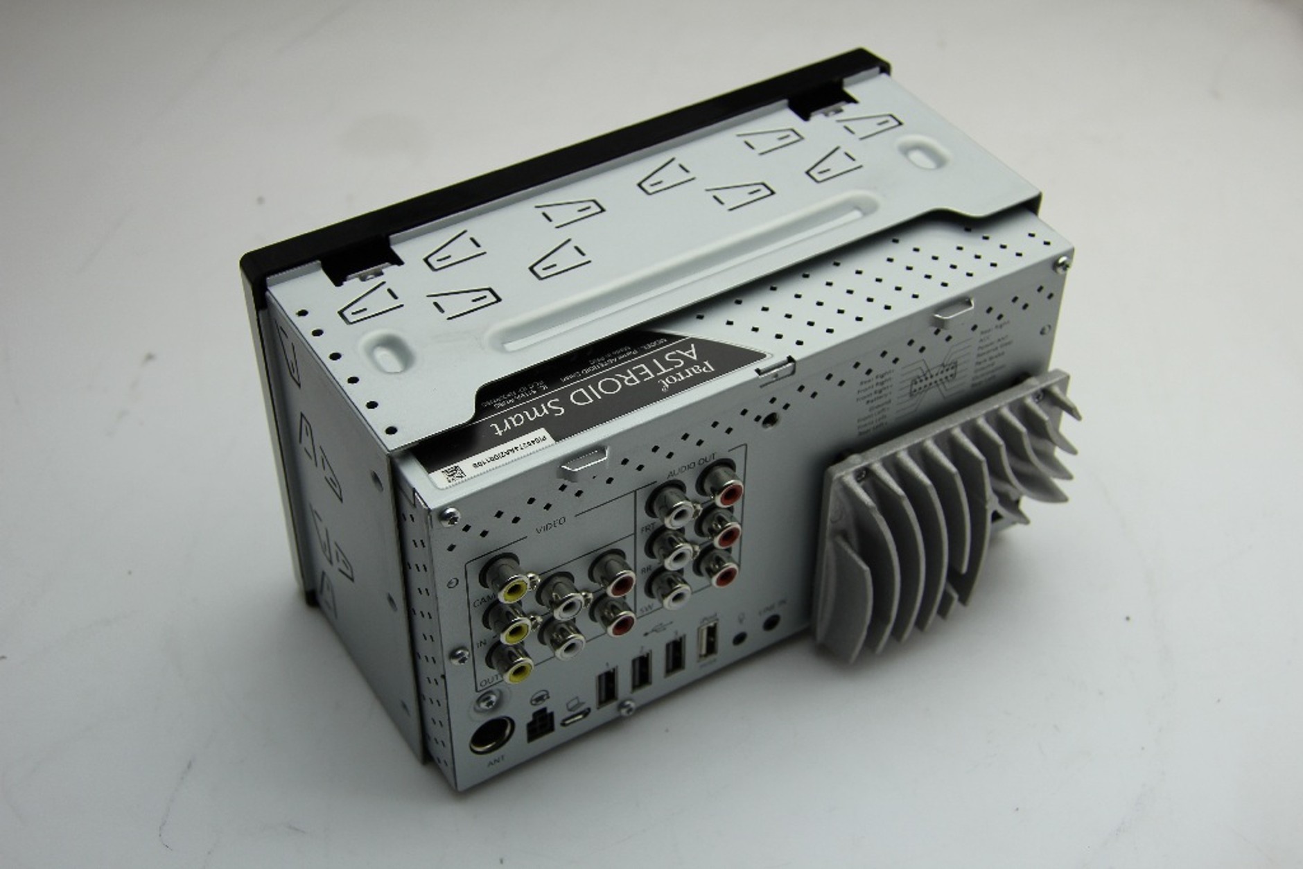 To znak czasów: stacja multimedialna bez odtwarzacza płyt CD. A skoro bez CD, to obudowa płytsza