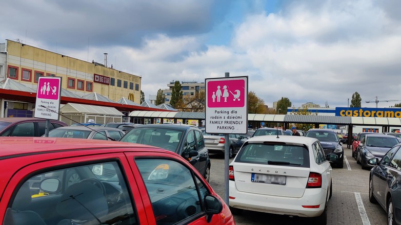 Miejsce dla rodzin z dziećmi pod supermarketem