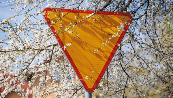 Dlaczego znaki ostrzegawcze są żółte? Wyjaśnienie jest proste