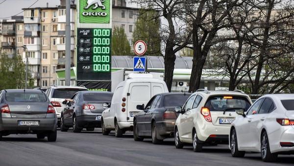 Na stacjach w Kijowie zaczyna brakować paliwa. Mieszkańcy masowo wracają