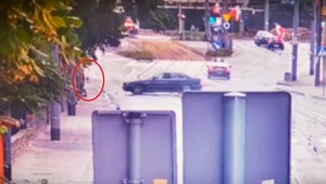 Wjechał na chodnik. Prawie zmiótł pieszego. Było o krok od tragedii