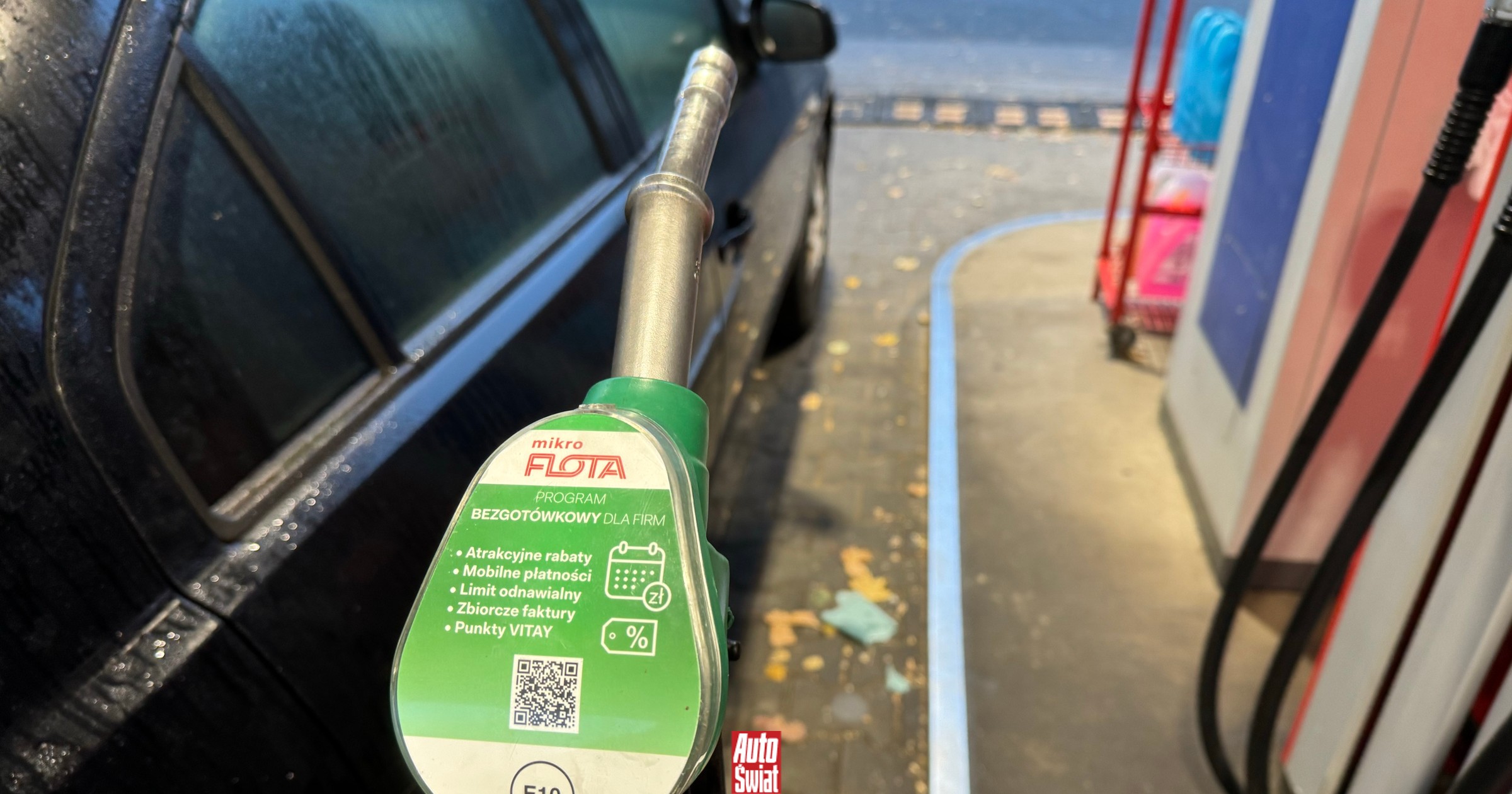 Podczas tankowania pistolet odbił, a on tankował dalej. Mechanicy mówią, co o tym myślą i jak to się kończy