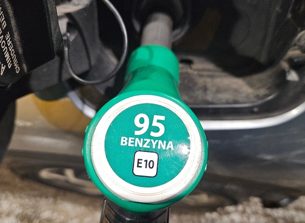 "Trik" podczas tankowania, którego nie zna wielu początkujących kierowców