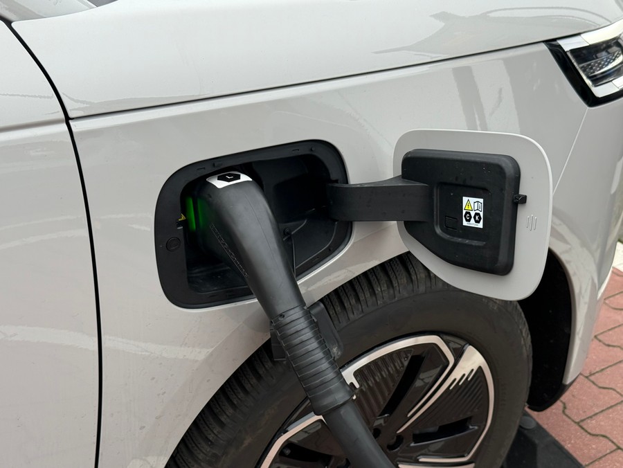 Ładowanie samochodu elektrycznego