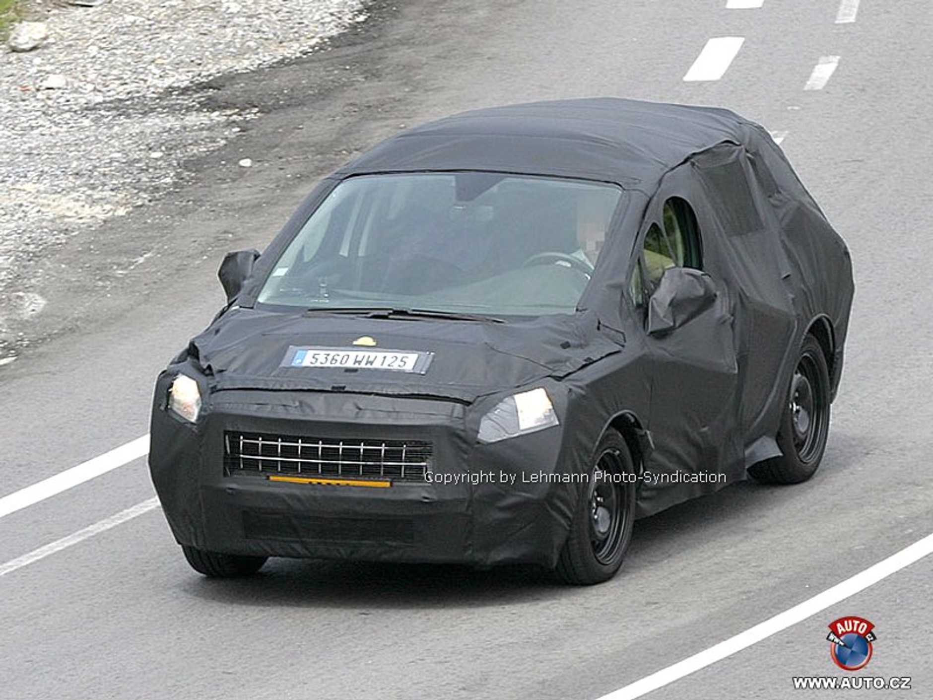 Zdjęcia szpiegowskie: Nowe MPV pod okryciem – Peugeot 3008?