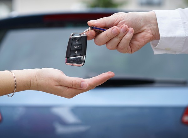 Firmy sprzedają auta szybciej niż osoby prywatne. Raport Otomoto