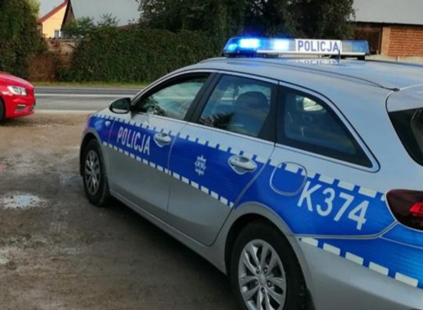 Kobiety rzuciły się na maskę audi. Kierowca i tak ruszył z impetem