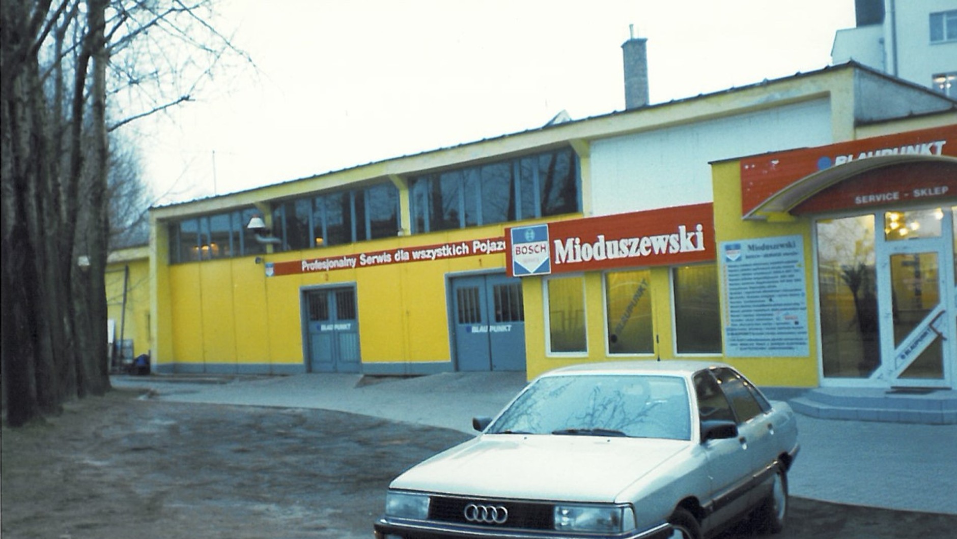 Jeden z pierwszych warsztatów Bosch Service w Polsce. Zółto-pomarańczowe budynki były wówczas standardem obowiązującym w sieci.