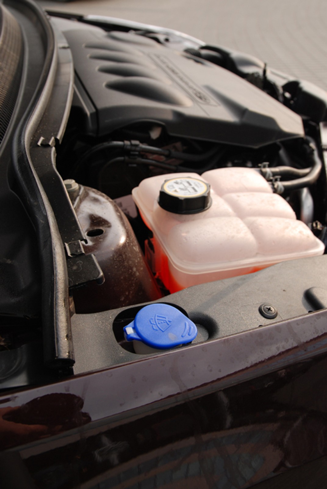 Jak bezpiecznie dolać płynu do spryskiwaczy?