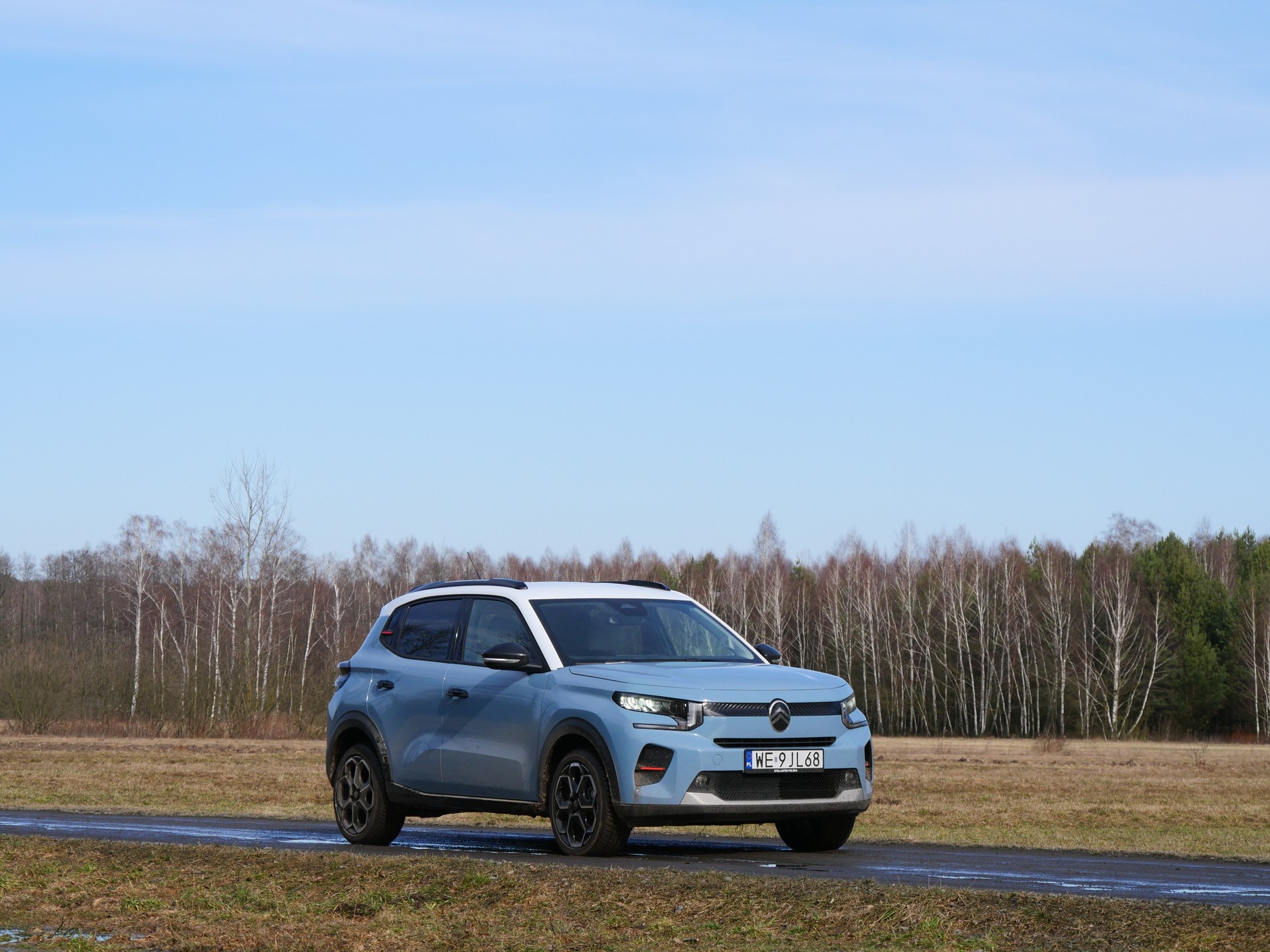 Citroen C3 Hybrid świetnie radzi sobie w mieście i na kiepskich, bocznych drogach. Na nierównościach pomaga miękkie, komfortowe zawieszenie. Jego praca mogłaby być jednak nieco cichsza. 