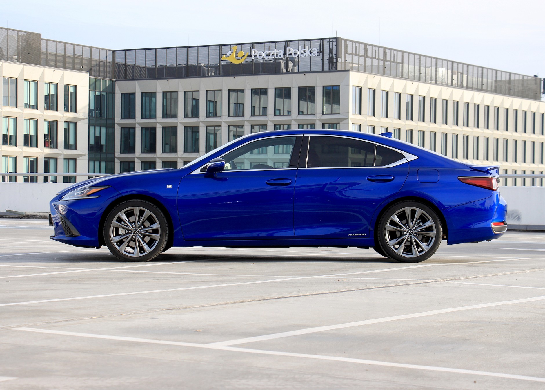 Lexus ES 300h, czyli nowy konkurent hybrydowej „Piątki” i „E-Klasy” | Test