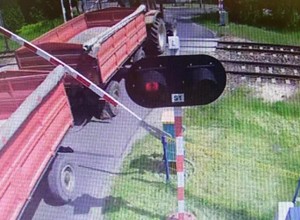 Kierowca ciągnika zniszczył kolejową rogatkę i nawet tego nie zauważył