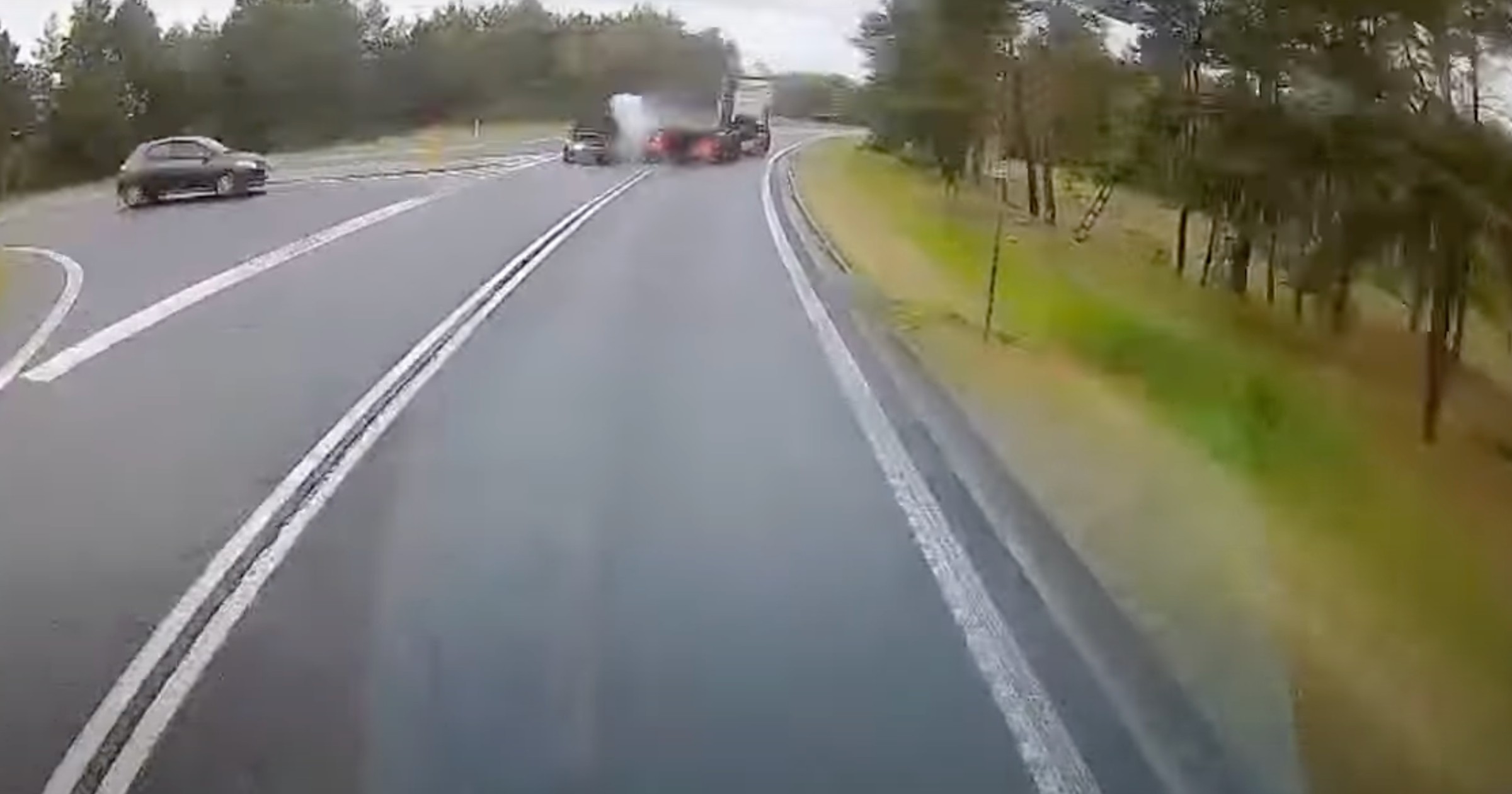 Naczepa wyjechała z pasa ruchu i zmiotła auto osobowe