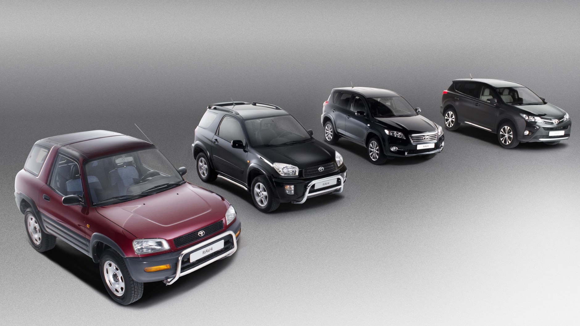 Toyota RAV4. Od lewej: pierwsza generacja (1994-2000), druga (2000-2006), trzecia (2006-2012) i czwarta (2013-2018)