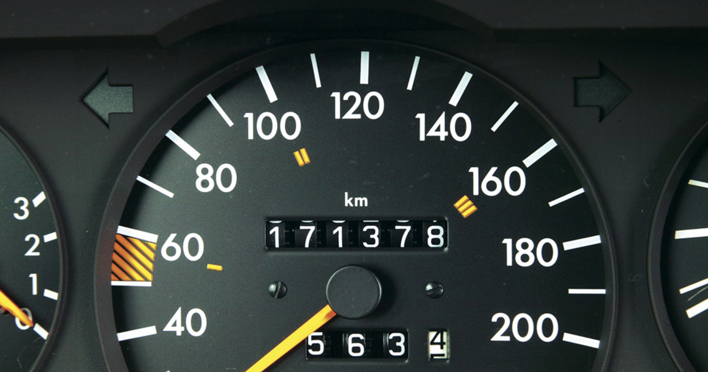 Kupiłeś auto z cofniętym licznikiem? Radzimy, jak wygrać z oszustem