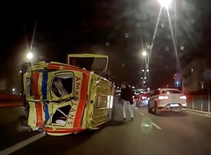 Uciekał przed policją, staranował karetkę. Głośny wypadek udało się nagrać [WIDEO]