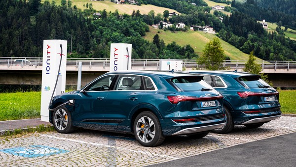 Ile kosztuje ładowanie auta elektrycznego? Czy da się jeszcze jeździć za darmo?