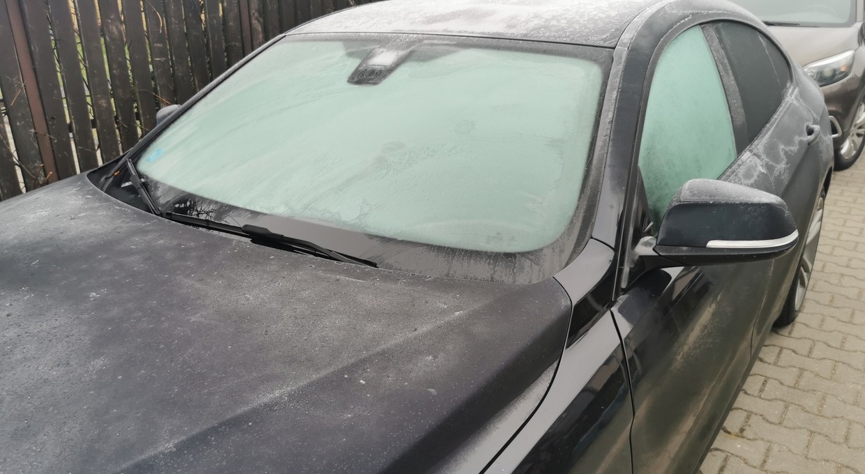 Ten tani kuchenny środek doskonale odmraża szyby i zapobiega zamarzaniu. Kierowcy go stosują, a potem żałują