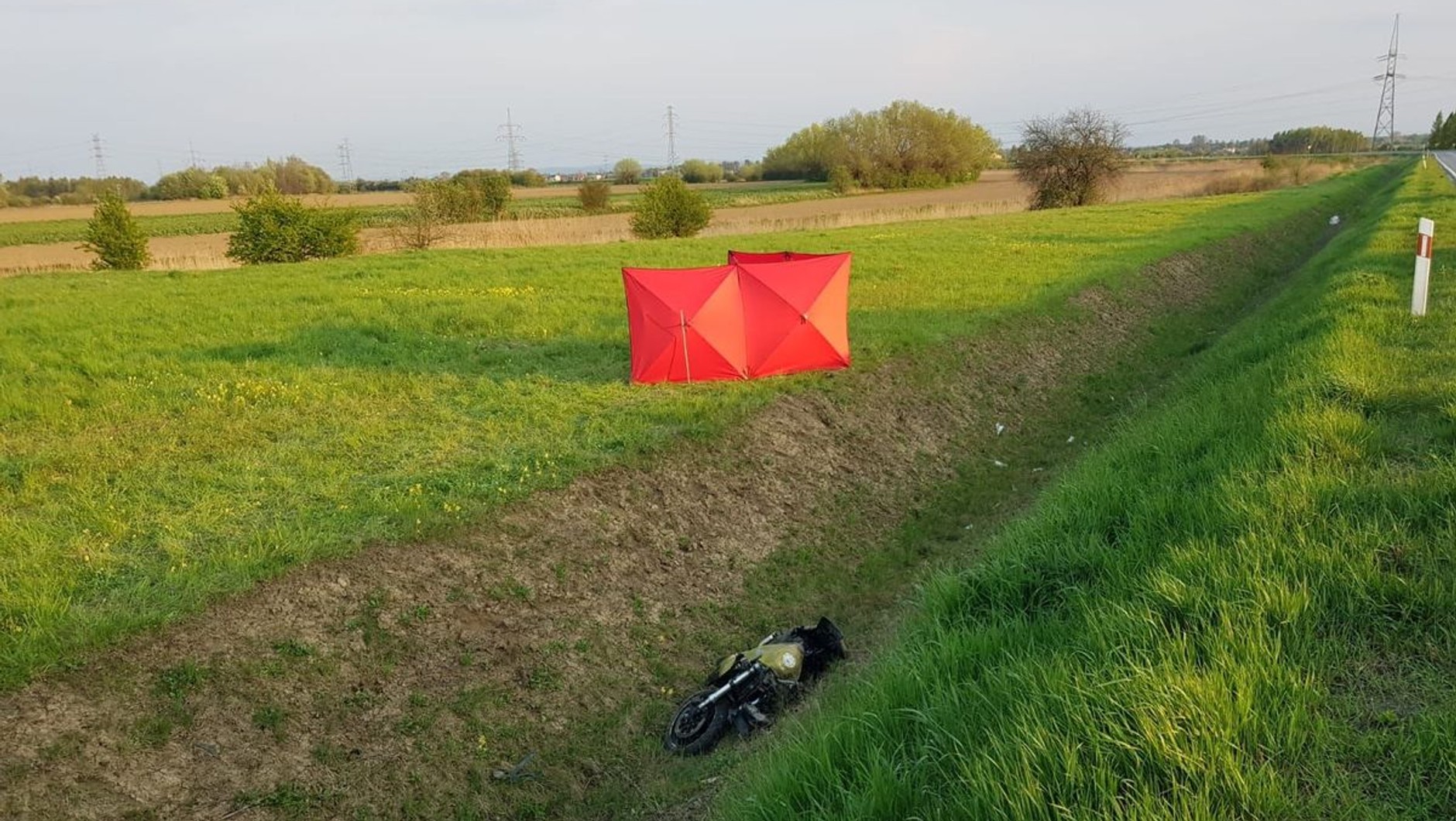 W Radłowie zginął 37-letni motocyklista. Mężczyzna na łuku drogi wypadł z jezdni i wjechał do rowu melioracyjnego