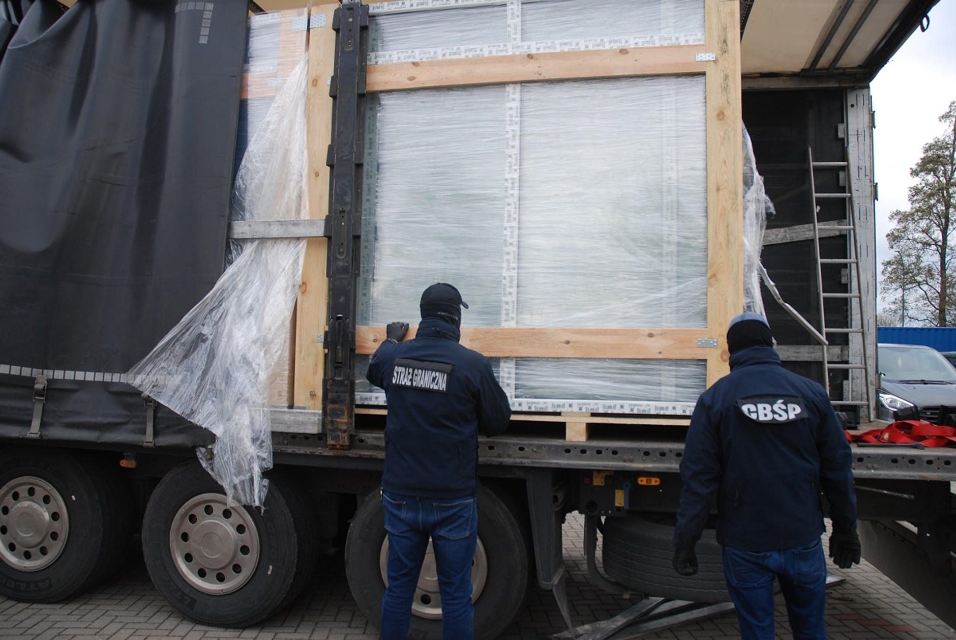 Funkcjonariusze CBŚP i Straży Granicznej zatrzymali trzy ciężarówki wypełnione nielegalnym towarem