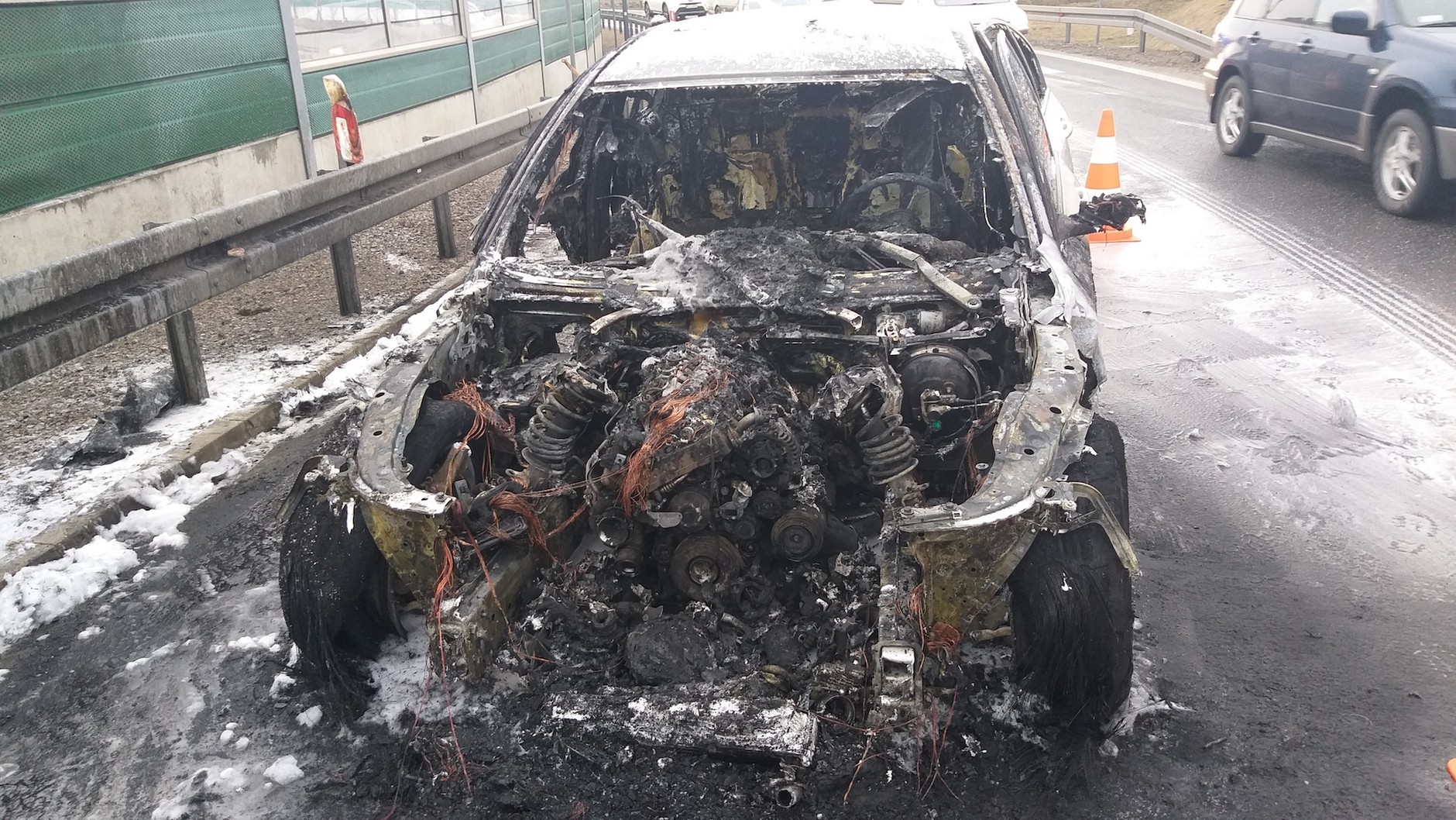 Auto po spaleniu: w sumie nie tyle auto, co odpad, który trzeba zutylizować. W praktyce w przypadku w miarę nowych aut wartość mają jego dokumenty