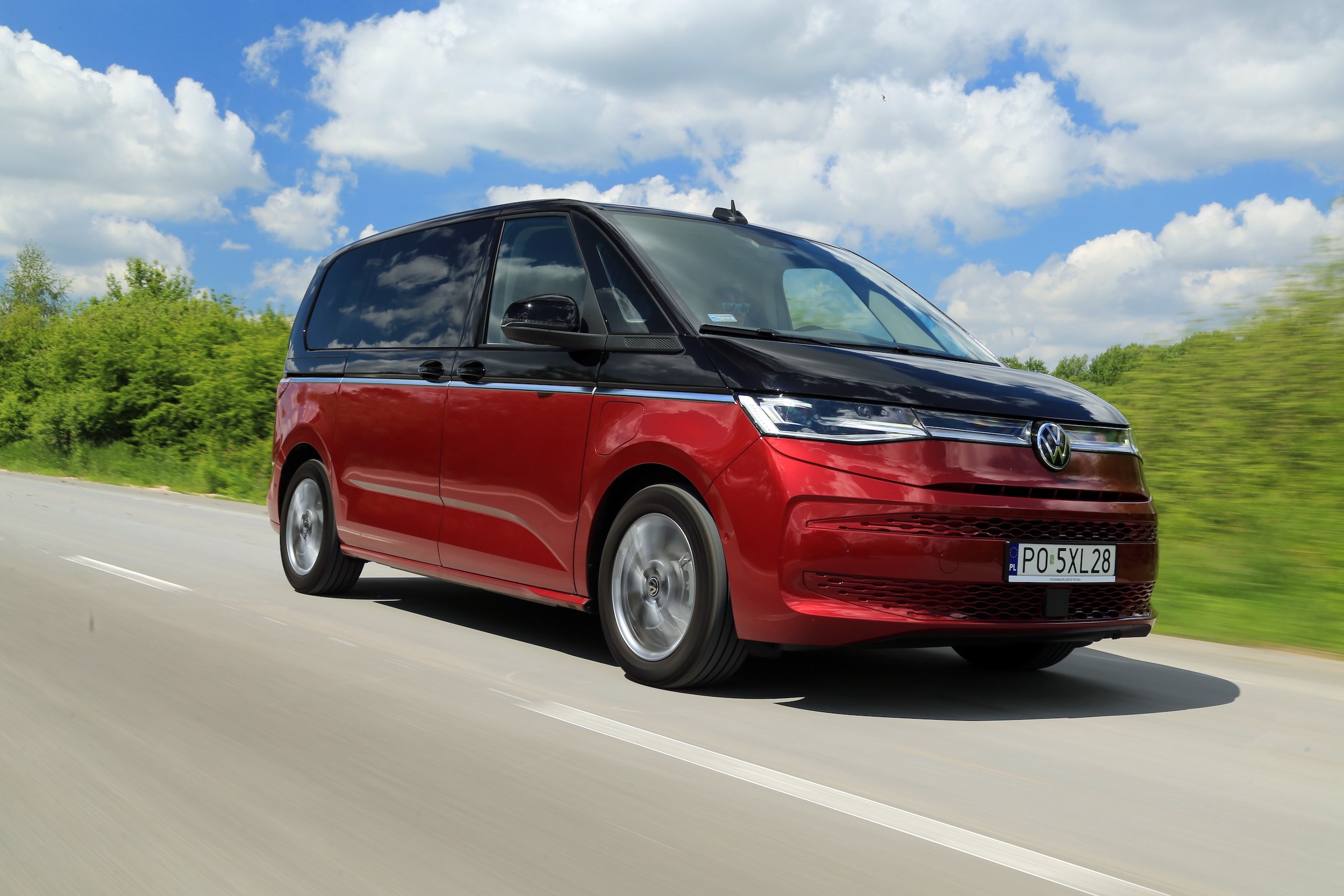 Dłuższy "ryjek", niższa wysokość, słupek A rozdzielony spiczastym oknem. Nadwozie nowego Multivana trochę się zmieniło. Dwubarwne lakierowanie dodaje szlachetności.