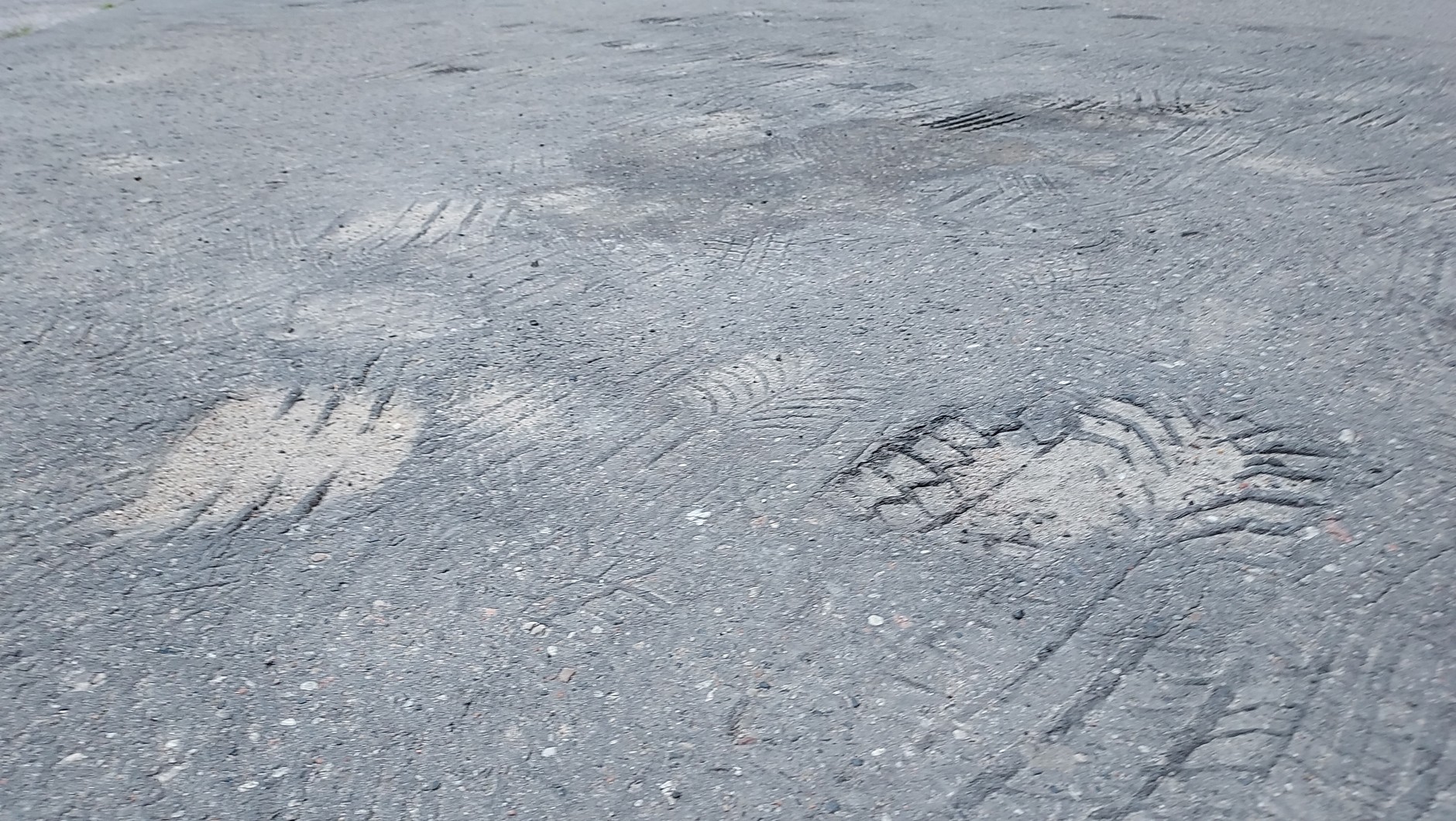 Na rozgrzanym, plastycznym asfalcie, przy prędkości 50 km na godz. droga hamowania wydłuża się o 10-15 m