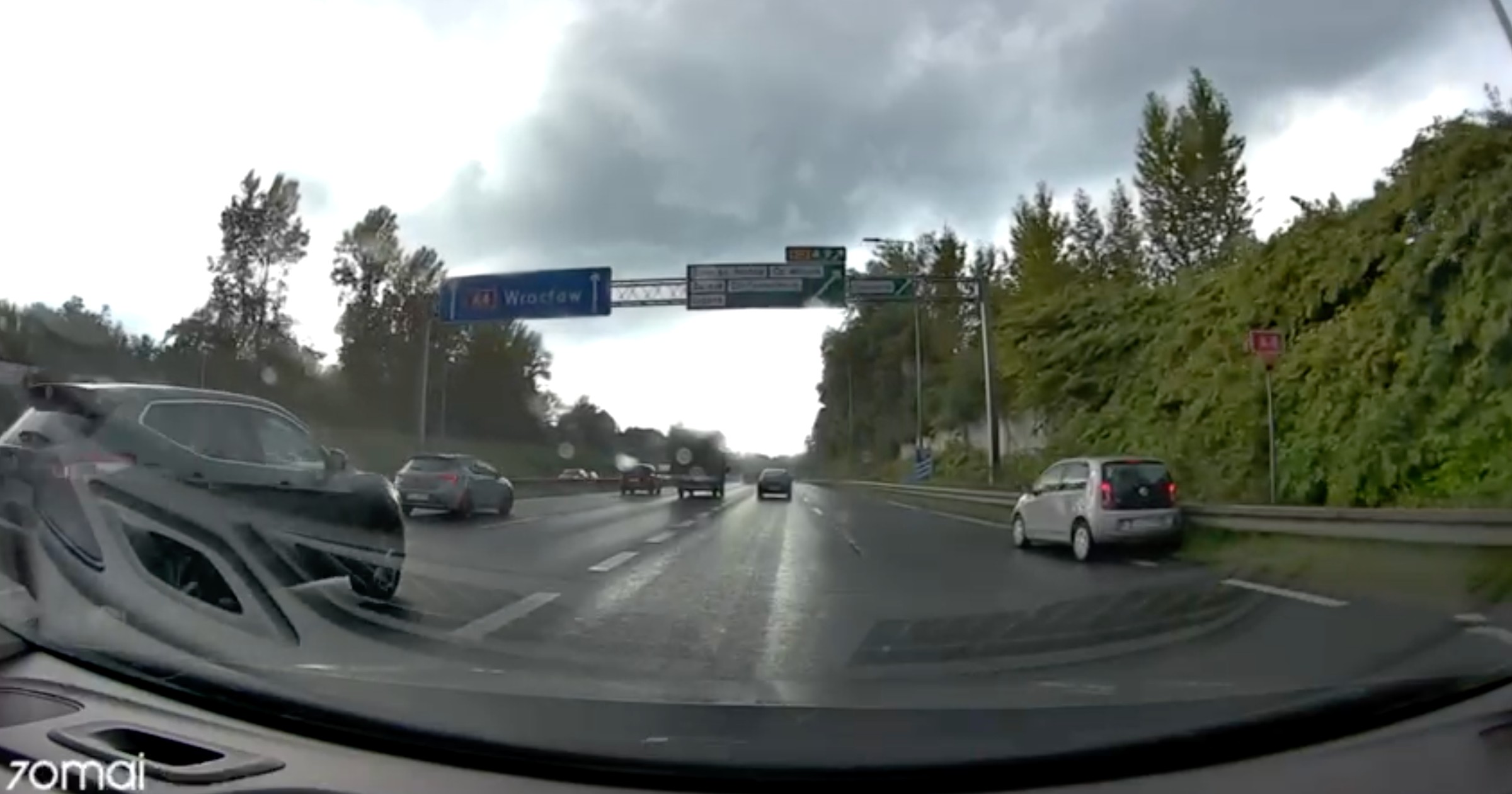 Kierowca ciężarówki z naczepą zepchnął na bariery energochłonne kierującą osobowym Volkswagenem